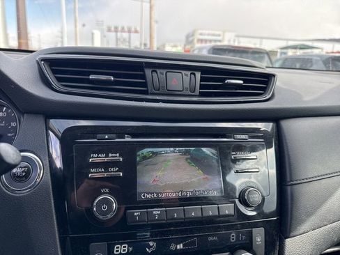 Used 2017 Nissan Rogue SV w/ Sun & Sound Touring Package image 13