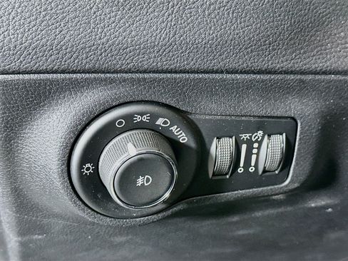 Used 2018 Jeep Compass Latitude FWD image 17