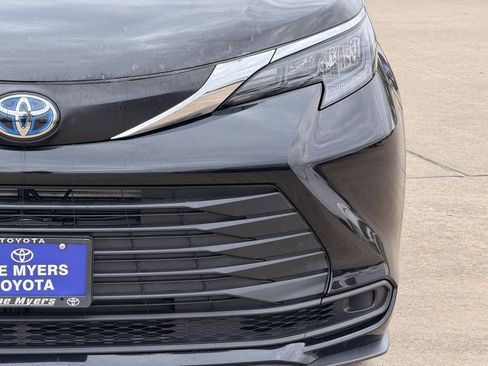 Used 2025 Toyota Sienna LE FWD image 4