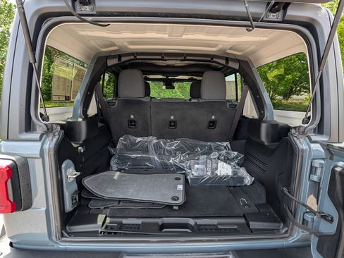 Used 2024 Jeep Wrangler Unlimited Rubicon w/ XTREMEE 35" Tire Package AWD/4WD image 24