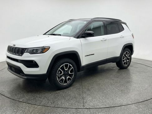 Used 2025 Jeep Compass Trailhawk AWD/4WD image 3