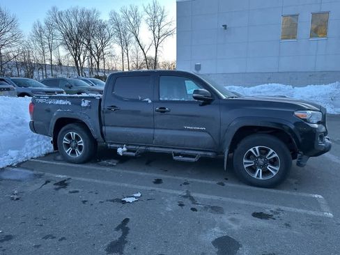 Used 2019 Toyota Tacoma TRD Sport image 9