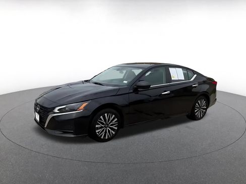 Used 2025 Nissan Altima 2.5 SV FWD image 8