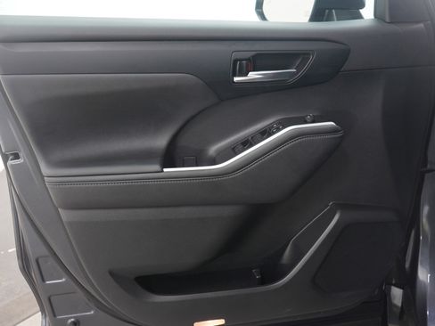Used 2024 Toyota Highlander XLE image 23