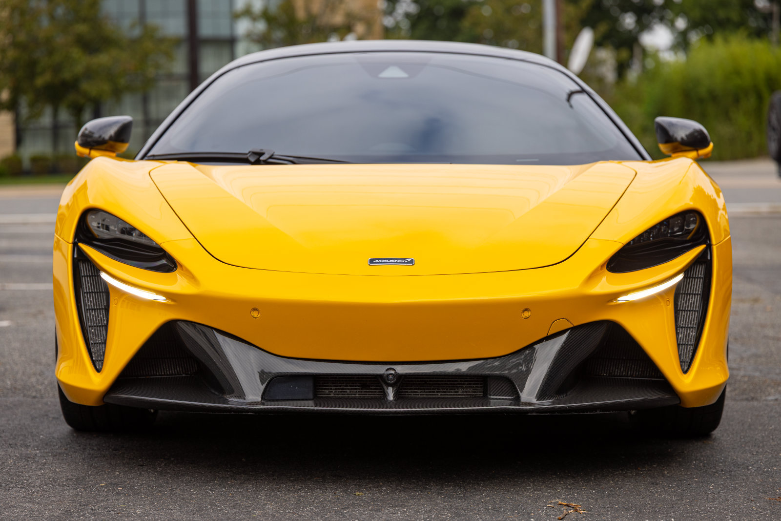Used 2023 McLaren Artura RWD image 2