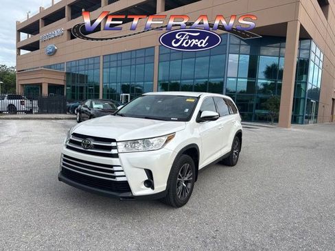 Used 2019 Toyota Highlander LE FWD image 1