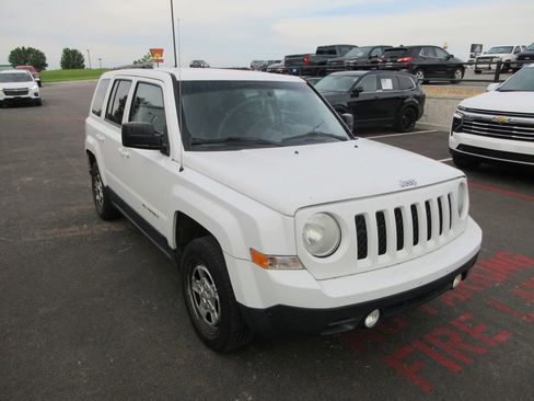 Used 2014 Jeep Patriot Sport w/ Power Value Group FWD image 2