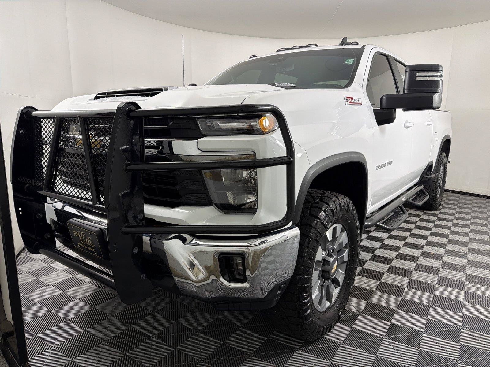 Used 2024 Chevrolet Silverado 2500 LT AWD/4WD image 3