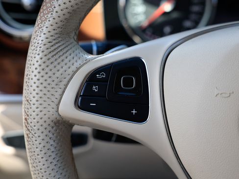 Used 2017 Mercedes-Benz E 300 4MATIC image 30