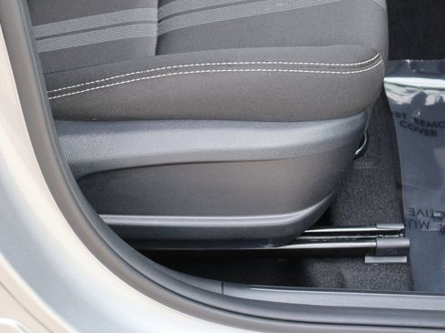 Used 2025 Hyundai Venue SEL FWD image 9