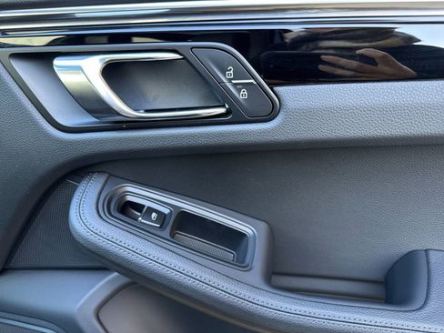 Certified 2025 Porsche Macan image 20