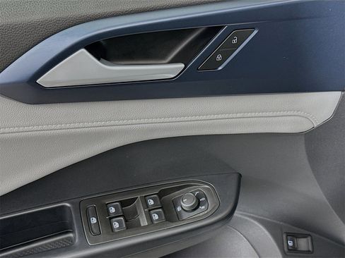 Used 2024 Volkswagen Taos SE w/ Panoramic Sunroof Package image 18