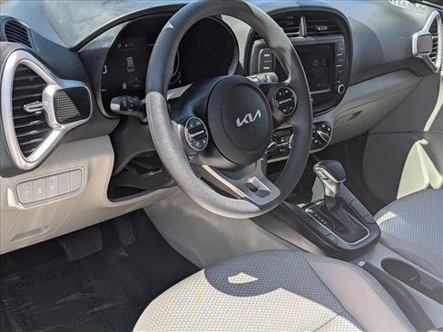 Used 2025 Kia Soul LX w/ LX Technology Package FWD image 10