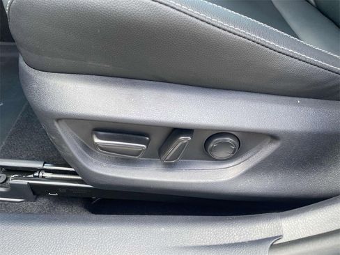 Used 2025 Toyota Camry SE w/ Convenience Package image 16