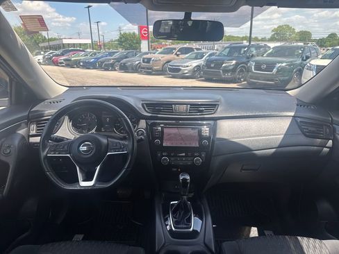 Used 2018 Nissan Rogue SV w/ Premium Package image 22