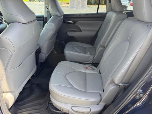 Used 2022 Toyota Highlander XLE AWD/4WD image 7