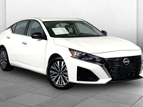 Used 2025 Nissan Altima 2.5 SV FWD image 18