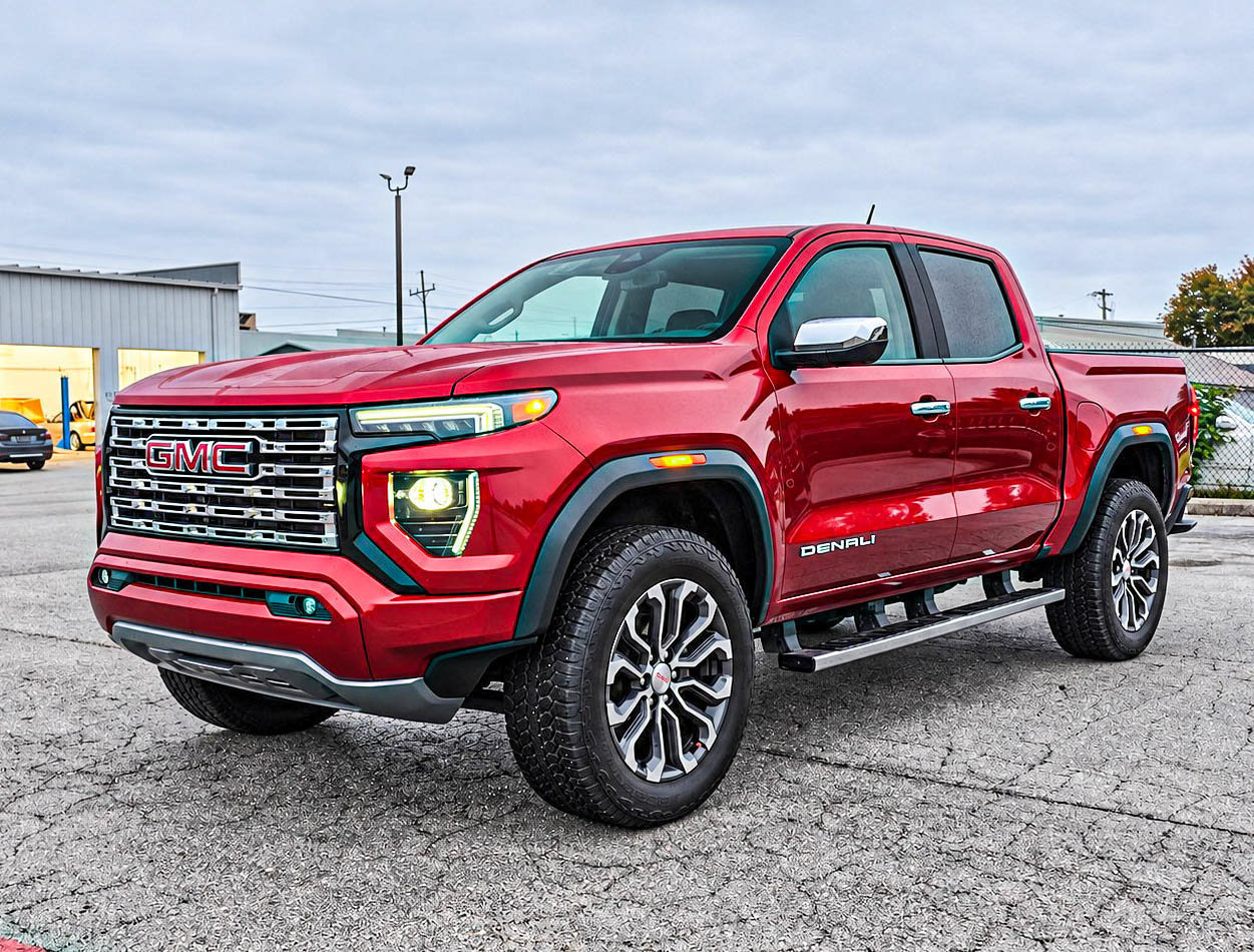 Used 2024 GMC Canyon Denali AWD/4WD image 3