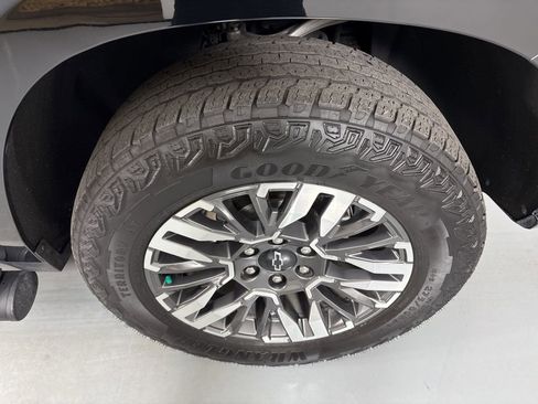 Used 2025 Chevrolet Suburban Z71 image 13