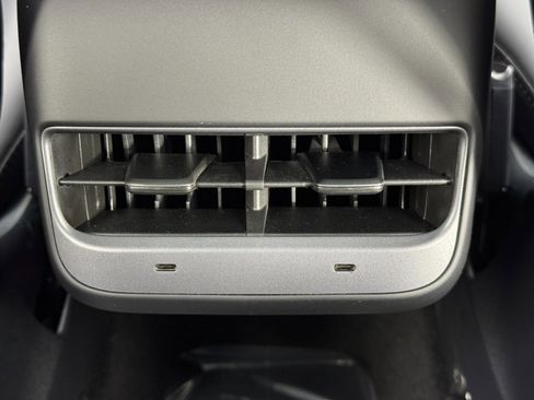 Used 2022 Tesla Model Y Long Range image 34