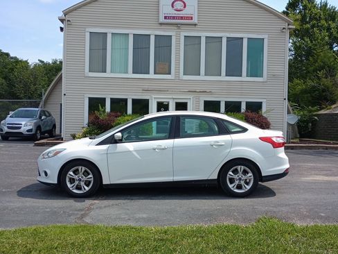 Used 2014 Ford Focus SE FWD image 2