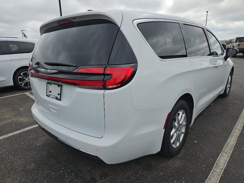 Used 2023 Chrysler Pacifica Touring-L FWD image 7