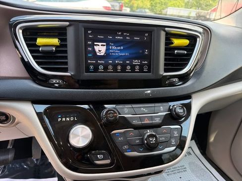 Used 2019 Chrysler Pacifica Touring-L FWD image 18