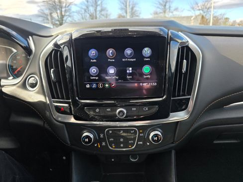 Used 2020 Chevrolet Traverse LT image 11