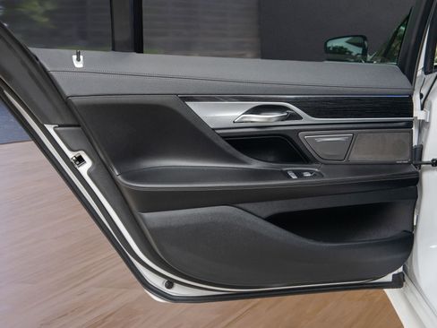 Used 2019 BMW 740i w/ M Sport Package image 29