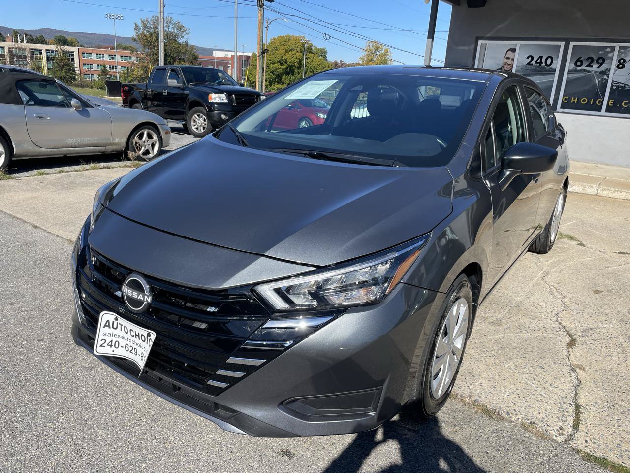 Used 2025 Nissan Versa S w/ Trunk Package FWD image 1