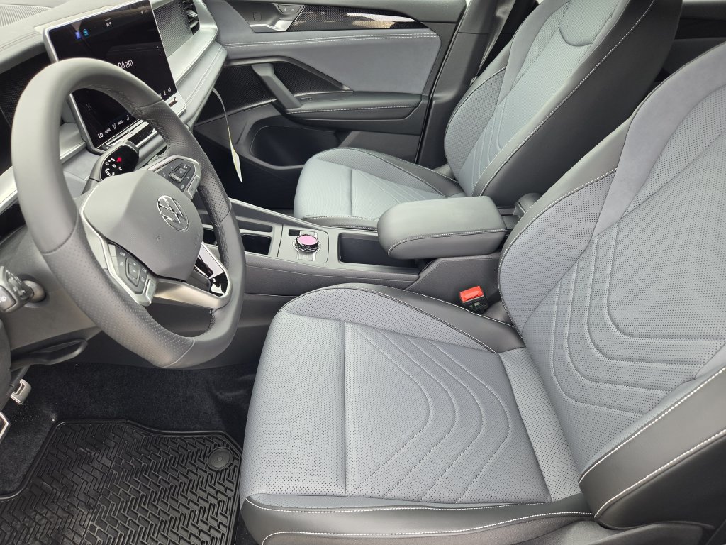 New 2026 Volkswagen Tiguan SE R-Line FWD image 11
