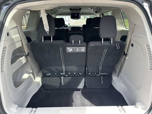 Used 2018 Chrysler Pacifica Touring Plus w/ Tire & Wheel Group FWD image 7
