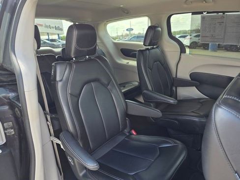 Used 2023 Chrysler Pacifica Touring-L FWD image 15