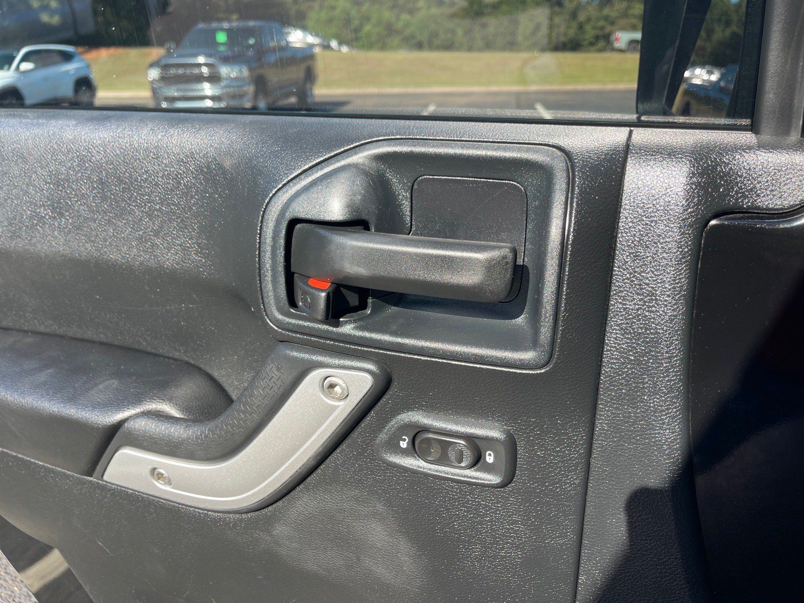 Used 2016 Jeep Wrangler Unlimited Sahara AWD/4WD image 8