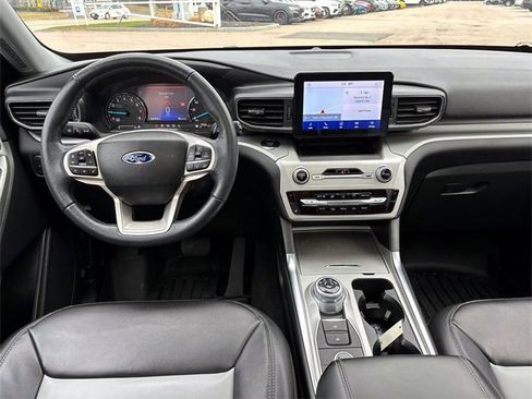 Used 2022 Ford Explorer XLT w/ Equipment Group 202A image 13