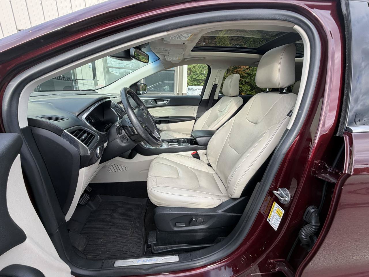Used 2020 Ford Edge Titanium w/ Equipment Group 301A AWD/4WD image 11