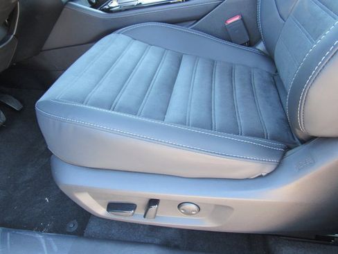 New 2025 Mitsubishi Outlander SE image 13