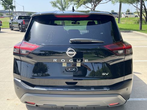 Used 2023 Nissan Rogue SV FWD image 8