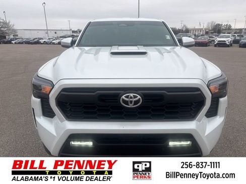Used 2025 Toyota Tacoma TRD Sport w/ TRD Sport Upgrade Package image 8
