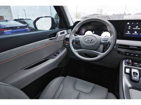 Certified 2025 Hyundai Palisade Calligraphy FWD image 10