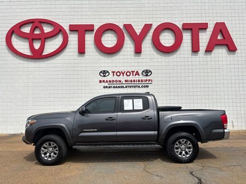 Used 2017 Toyota Tacoma SR5 w/ Tow Package image 4