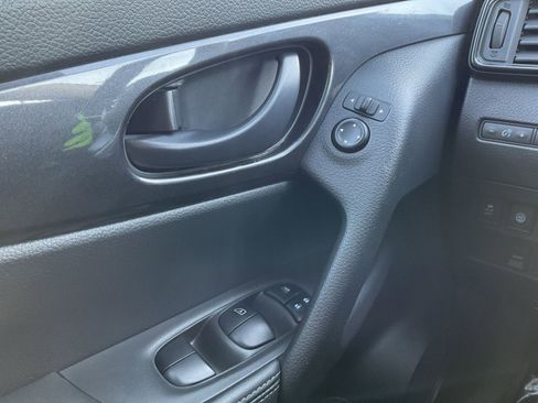 Used 2020 Nissan Rogue S image 20