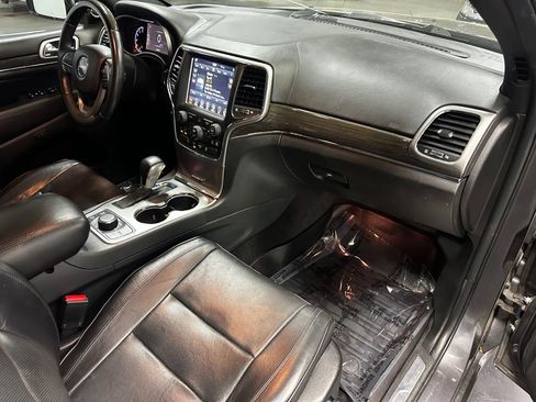 Used 2018 Jeep Grand Cherokee Overland AWD/4WD image 23