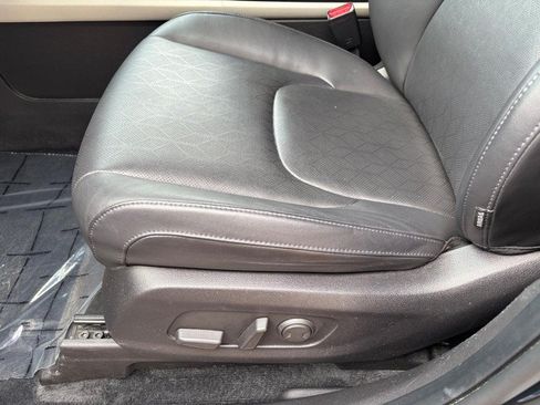 Used 2022 Kia Carnival LX FWD image 20