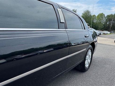 Used 2008 Lincoln Town Car Executive RWD image 19