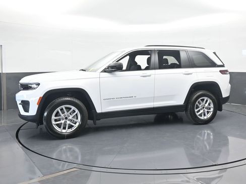 Used 2025 Jeep Grand Cherokee Laredo X RWD image 2