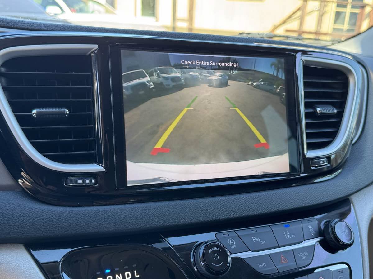 Used 2023 Chrysler Pacifica Touring-L FWD image 30