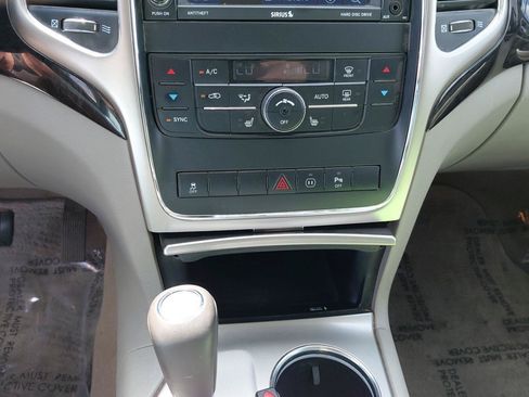 Used 2012 Jeep Grand Cherokee Laredo AWD/4WD image 27