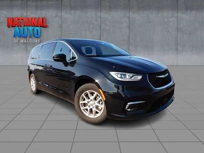 Used 2025 Chrysler Pacifica Select