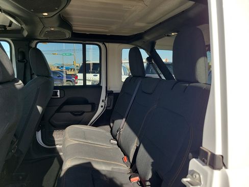 Used 2025 Jeep Wrangler Unlimited Sahara image 13